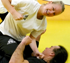 eine Frau und ein Mann beim Selbstschutz-Training