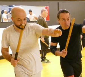 Ausbilder beim Probetraining mit einem Interessenten