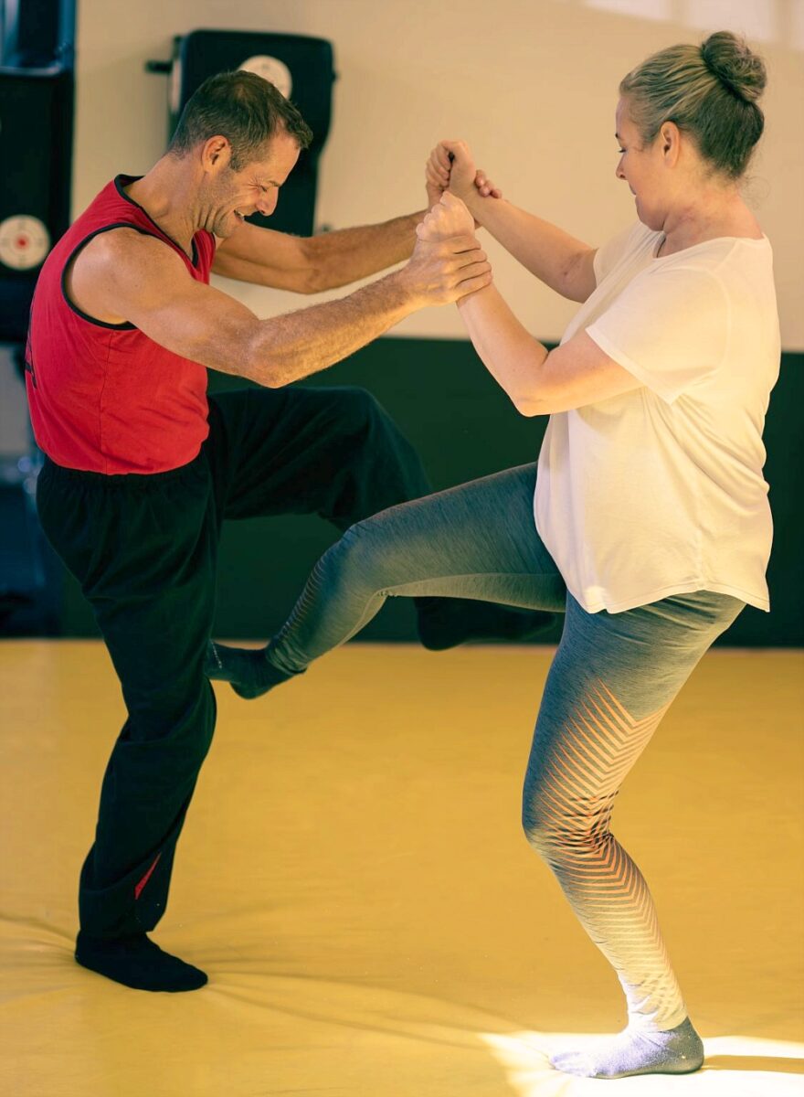 Ein Ausbilder mit einer Frau beim Probetraining