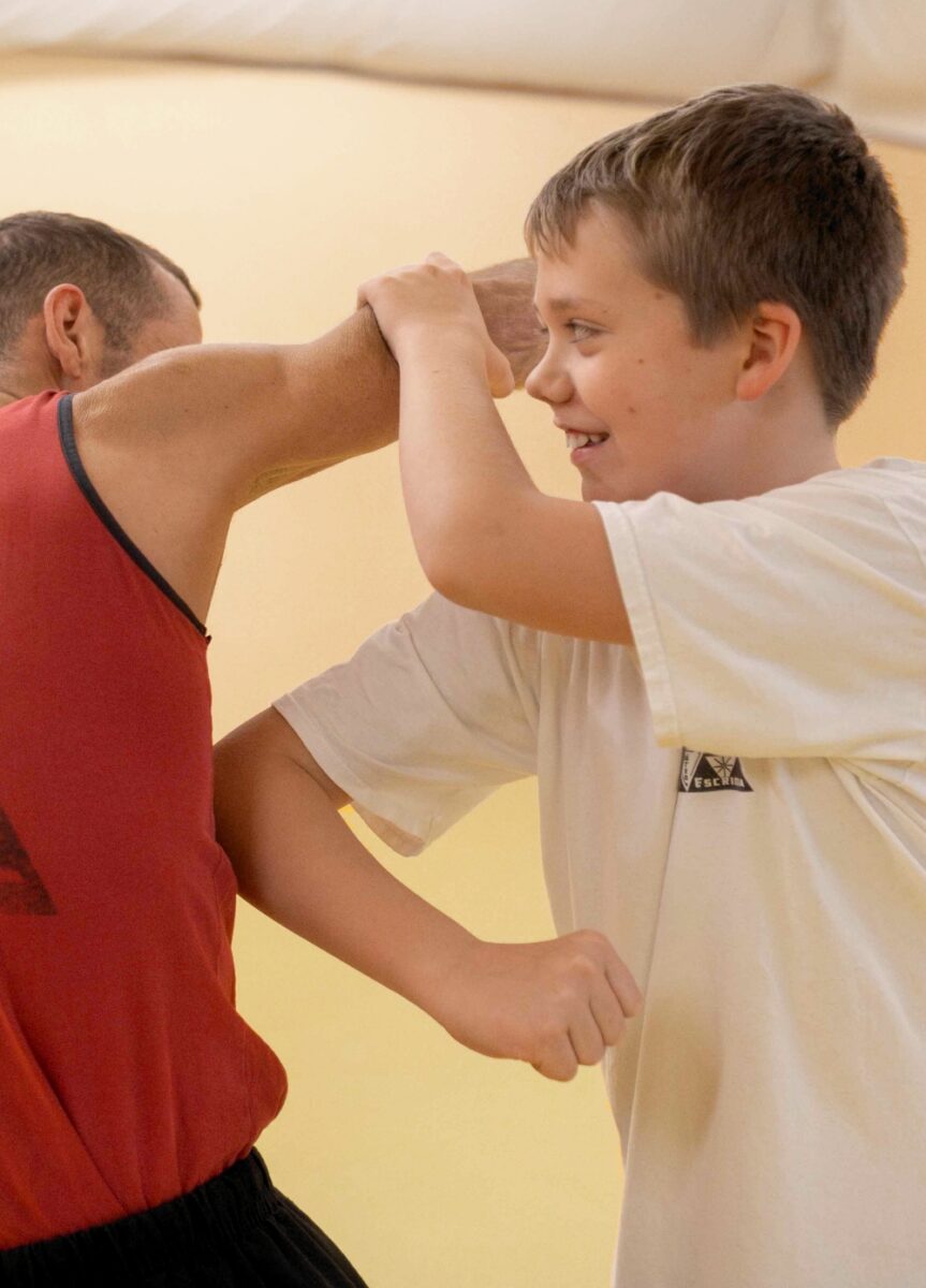 Ausbilder und Kind beim Training