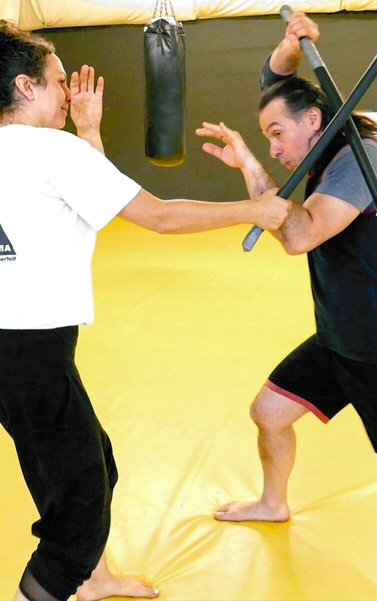 Zwei Schüler beim Selbstschutz-Training für Erwachsene